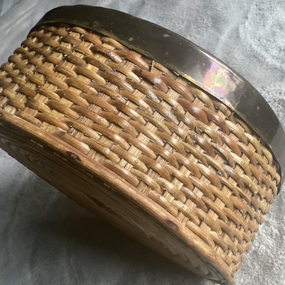 VINTAGE ROUND BRUTALIST, PRIMITIVE WOVEN & COPPER METAL RIMMED BASKET - Picture 9 of 10